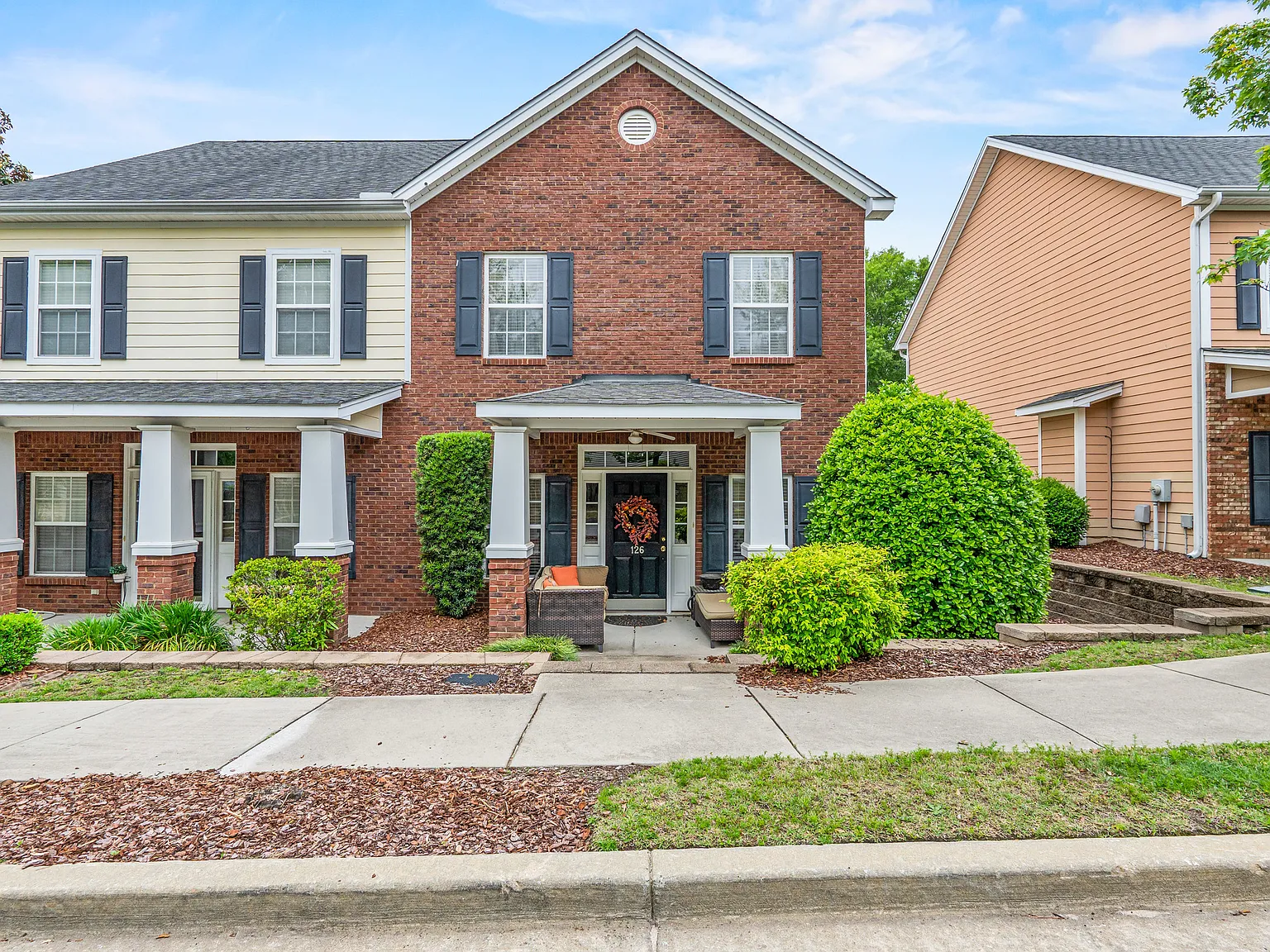3 bed, 2.5 bath, 1437 sqft, $2,100 — Photo 1