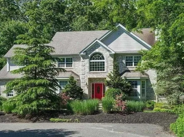 5 Martingale Ct, East Setauket, NY 11733