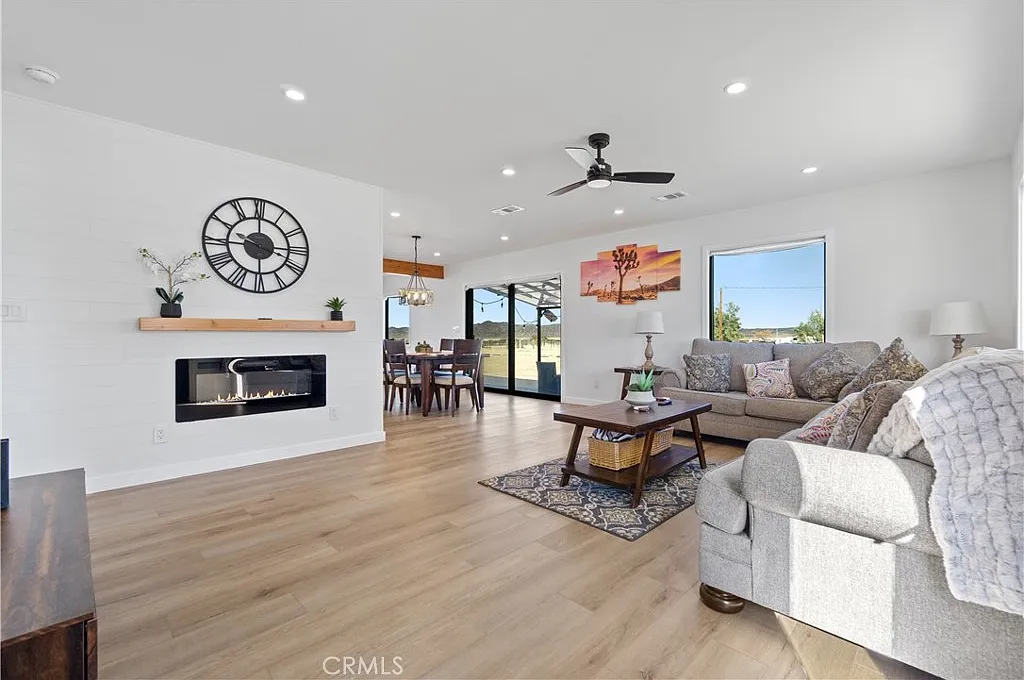 3 bed, 1304 sqft, $2,100 — Photo 2