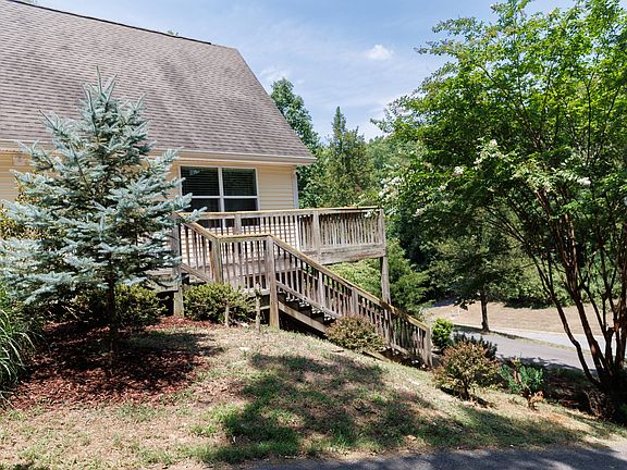 3rd image of 30 Robindale Ct