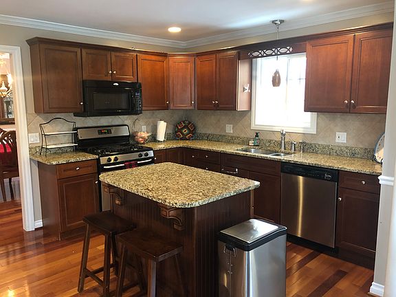 5th image of 1302 Courtney Ct