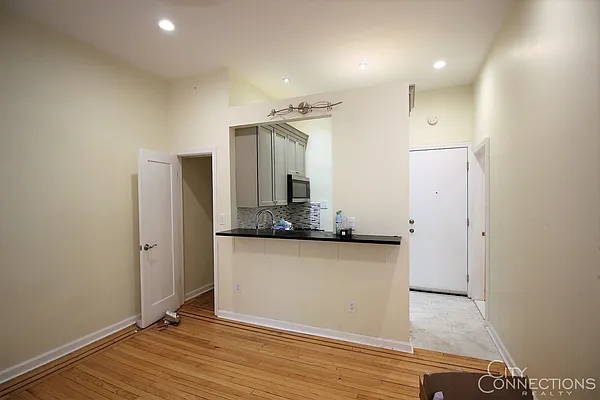 Rented by City Connections Realty | media 27