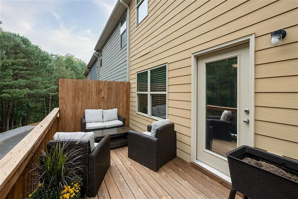 3 bed, 2.5 bath, 2641 sqft, $2,250 — Photo 3