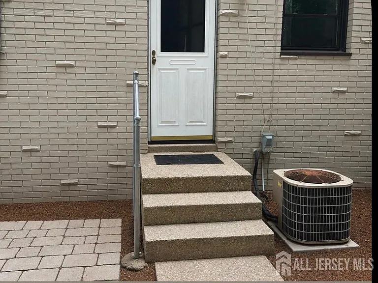 34 Kate Ln — Photo 3
