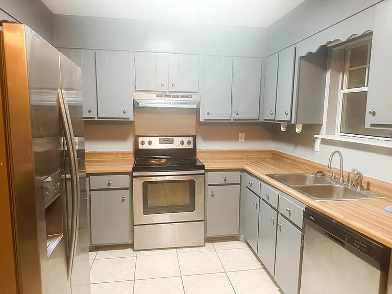 1100 Pineland Ave — Photo 6