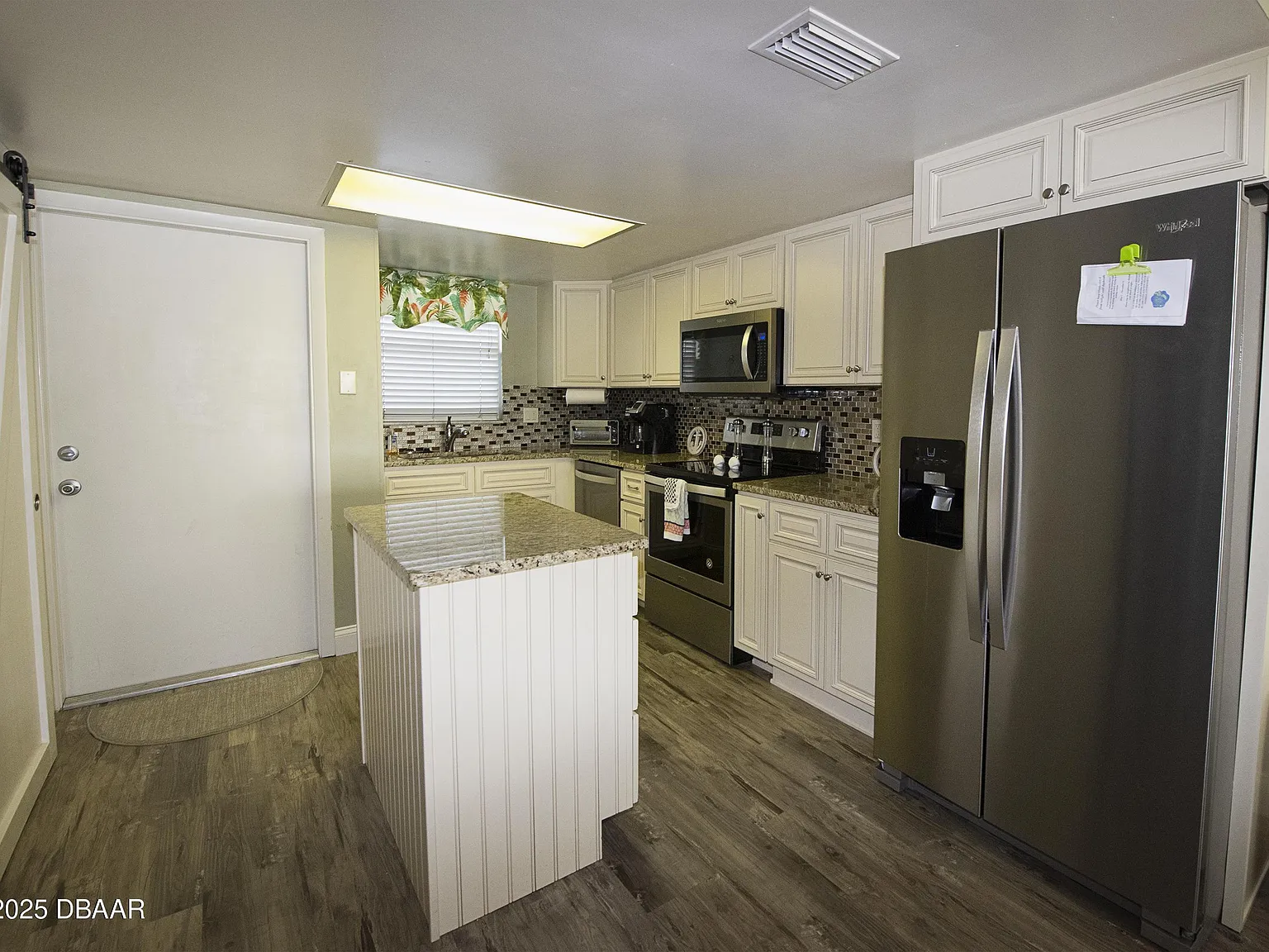 2 bed, 2.0 bath, 1080 sqft, $4,050 — Photo 2