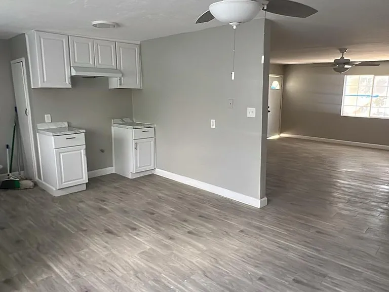 220 Adams St — Photo 8