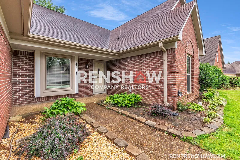 4 bed, 2.0 bath, 2382 sqft, $2,500 — Photo 2