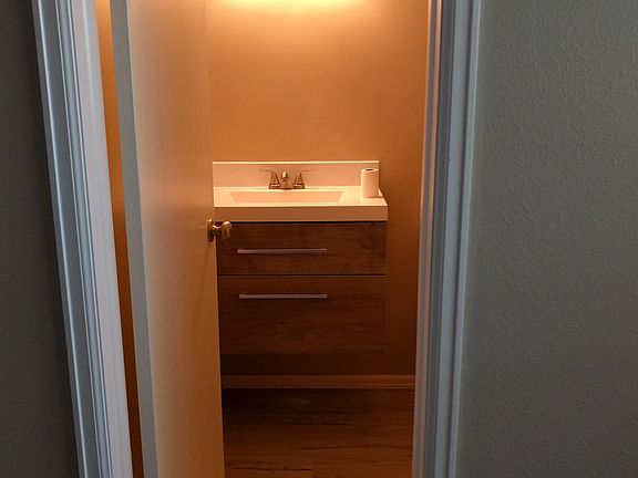 First floor 1/2 bath