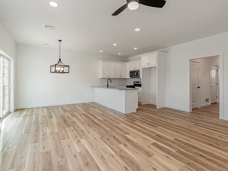 315 Pelham Ct — Photo 10
