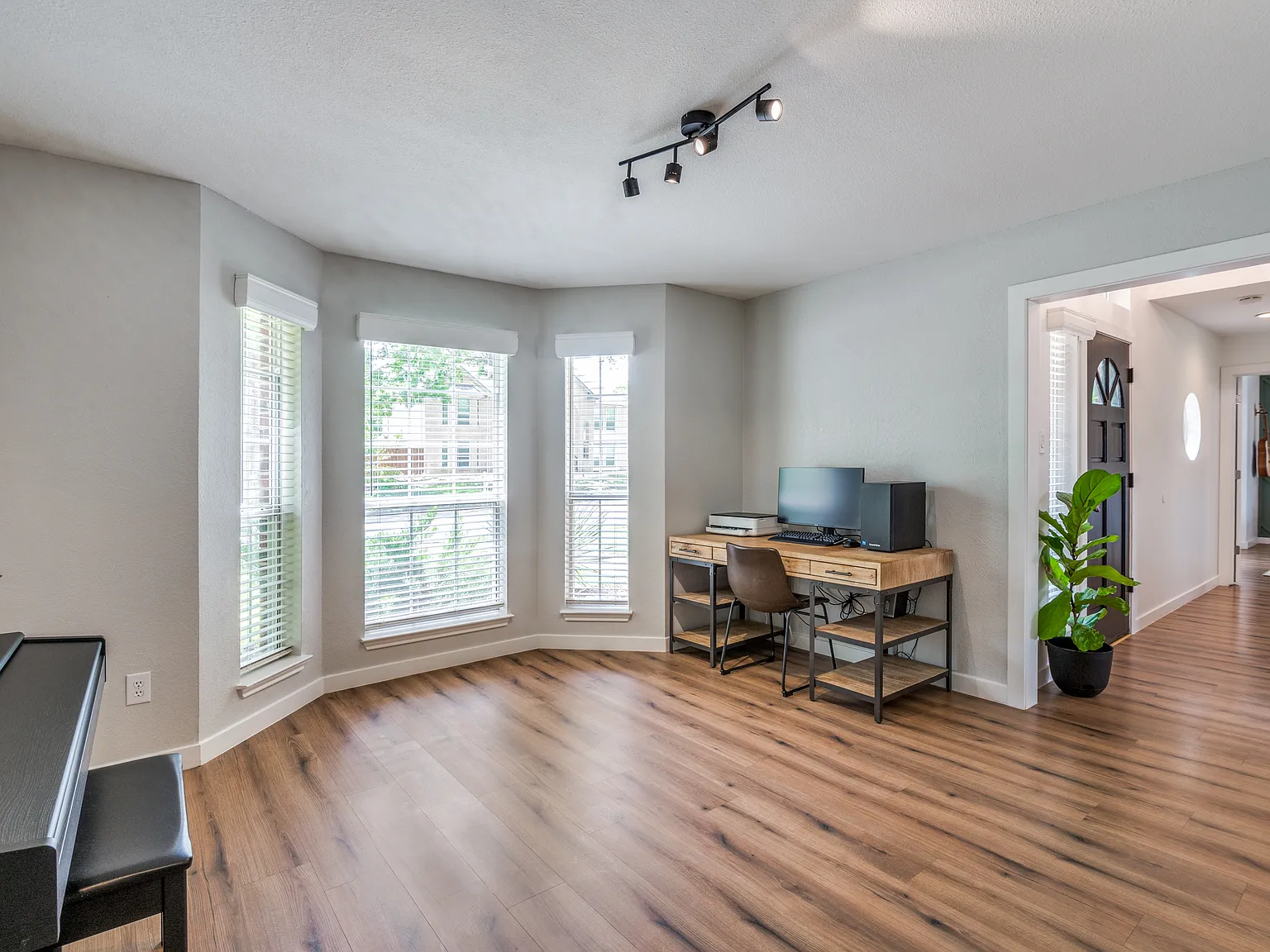 4 bed, 2.5 bath, 2120 sqft, $2,900 — Photo 4