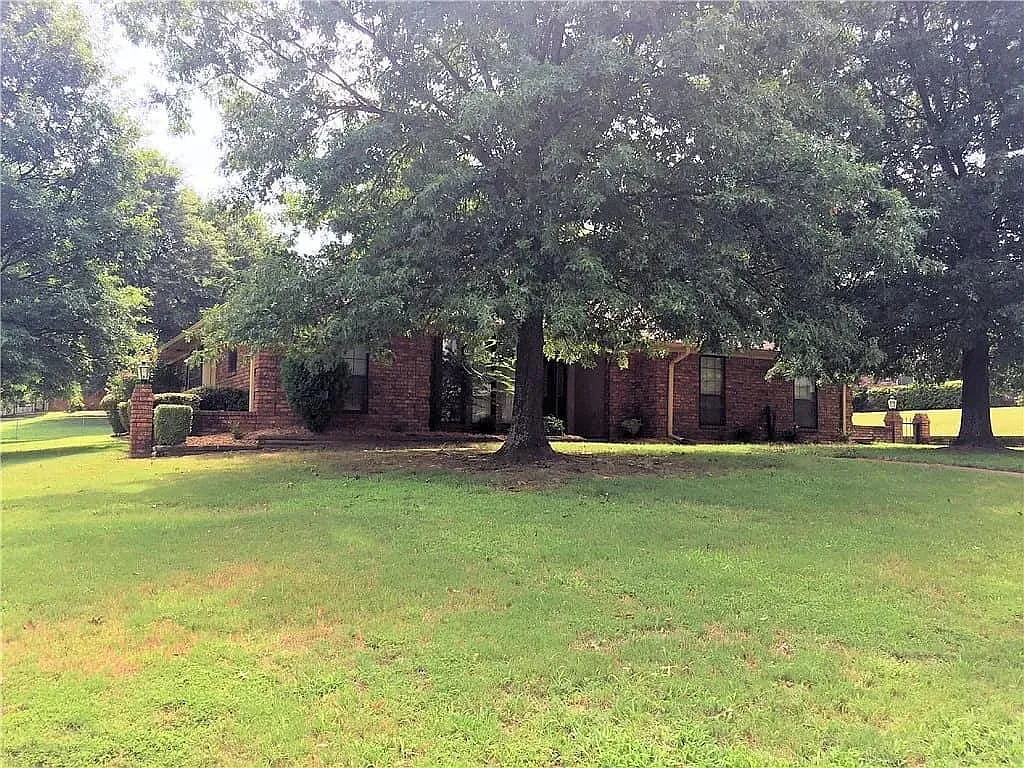 3 bed, 2375 sqft, $1,700 — Photo 2