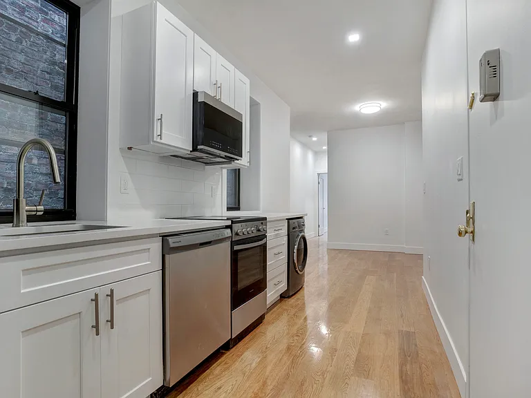 209 E 10th St #5B — Photo 1