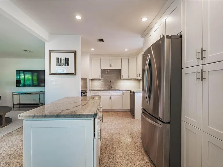 240 NE 25th Ave — Photo 8