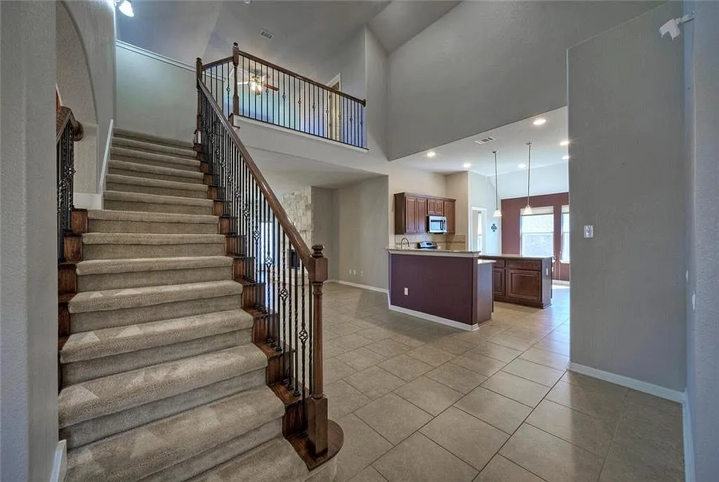 3 bed, 2.5 bath, 2366 sqft, $2,600 — Photo 3