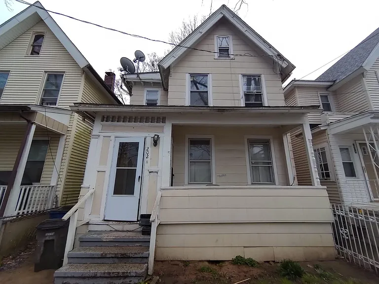 202 Hallock Ave — Photo 1