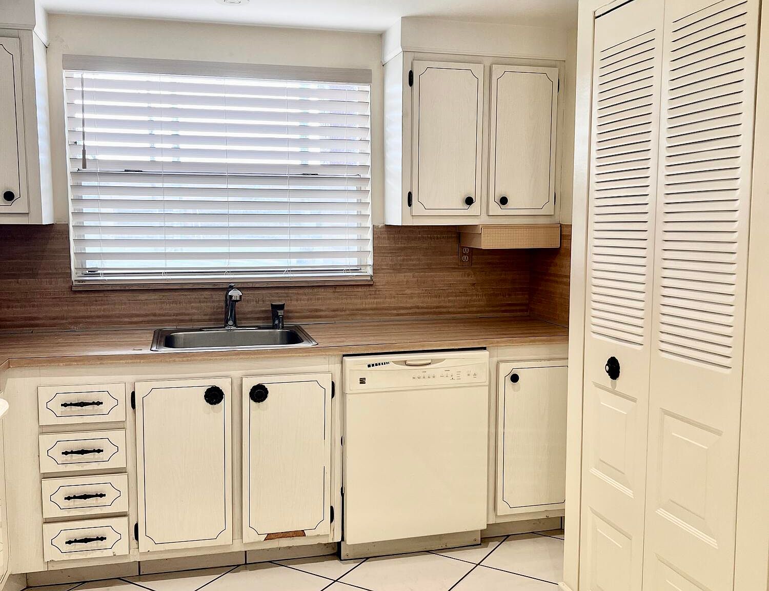 9461 Sunrise Lakes Boulevard #103