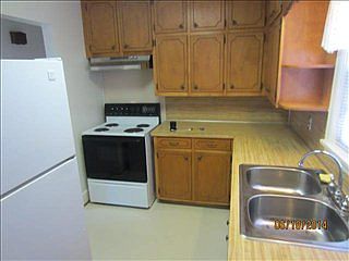 5th image of 122 Powell Ave