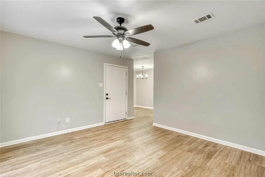 2 bed, 900 sqft, $1,200 — Photo 3