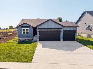 209 Riverbend Rd, Waverly, IA 50677