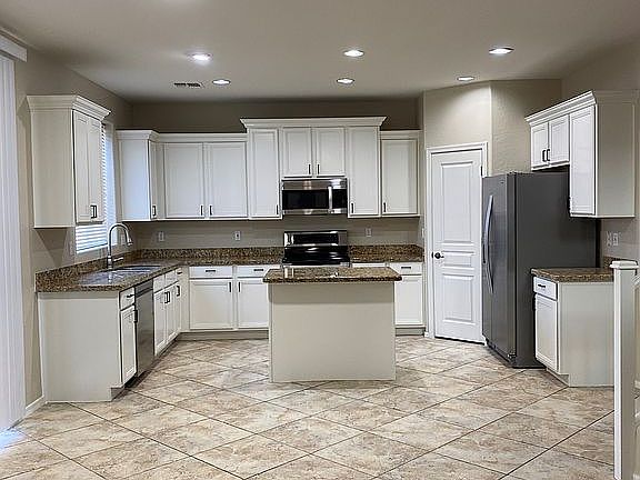 Kitchen & Dining