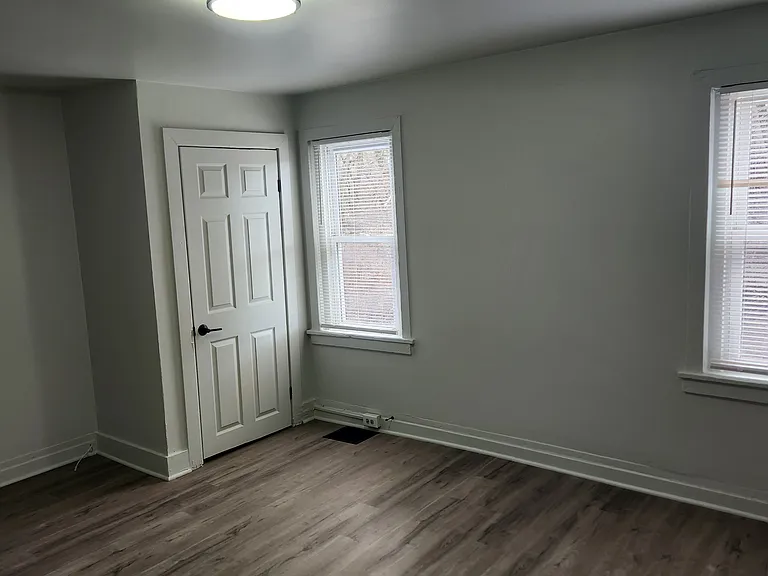 327 E Scull St — Photo 18