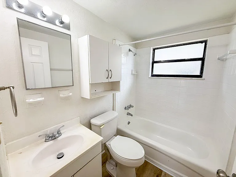 908 SW 6th Ave — Photo 12