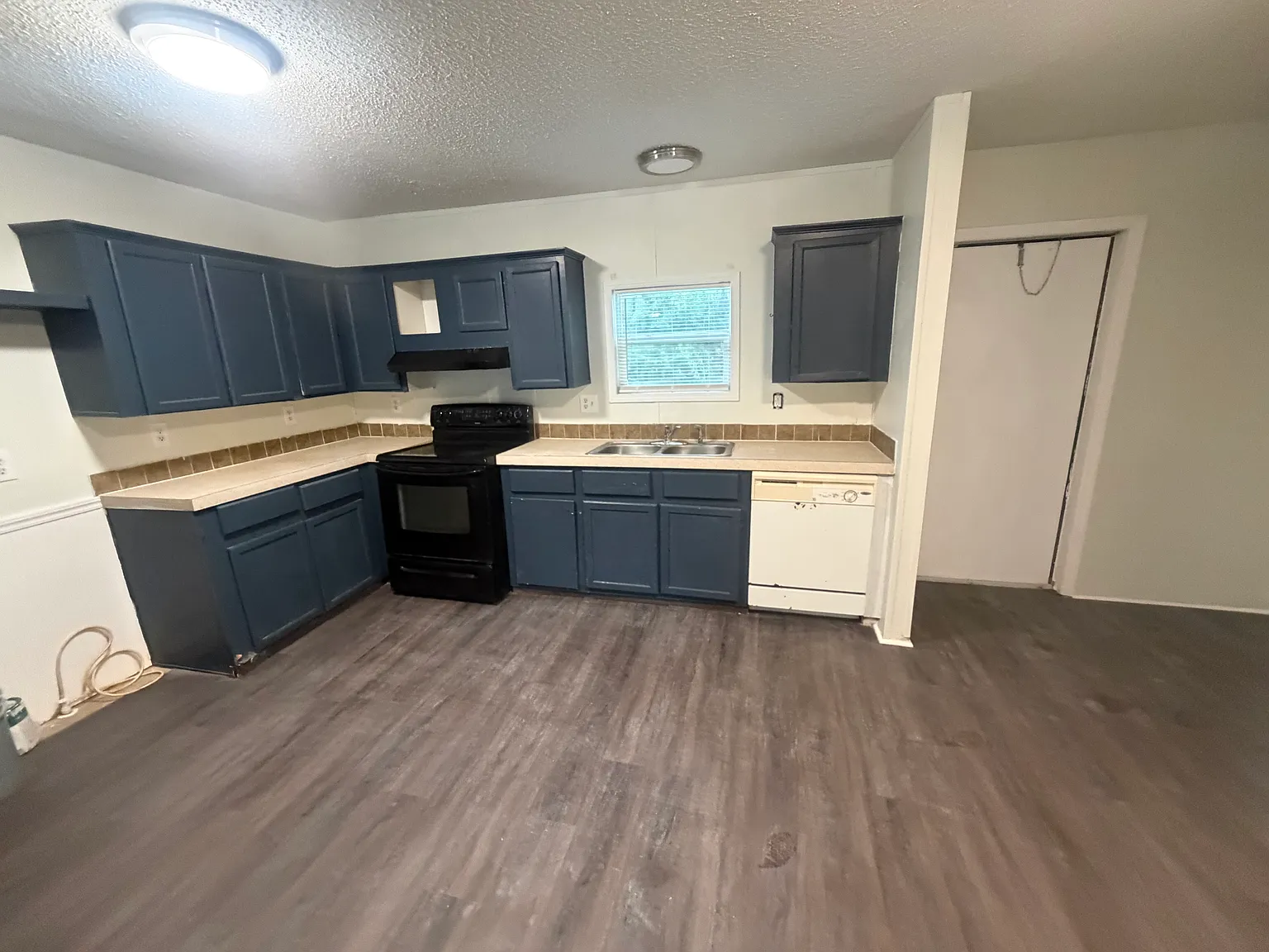 3 bed, 1200 sqft, $1,000 — Photo 2