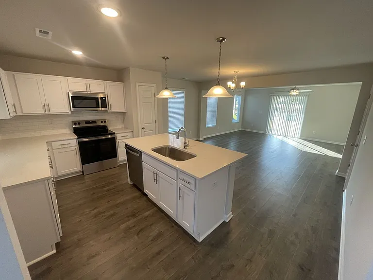 1001 Peony Ln — Photo 2