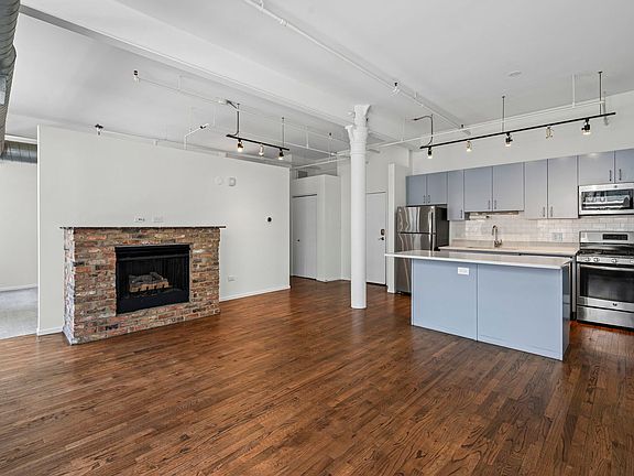 4th image of 420 S Clinton St APT 209