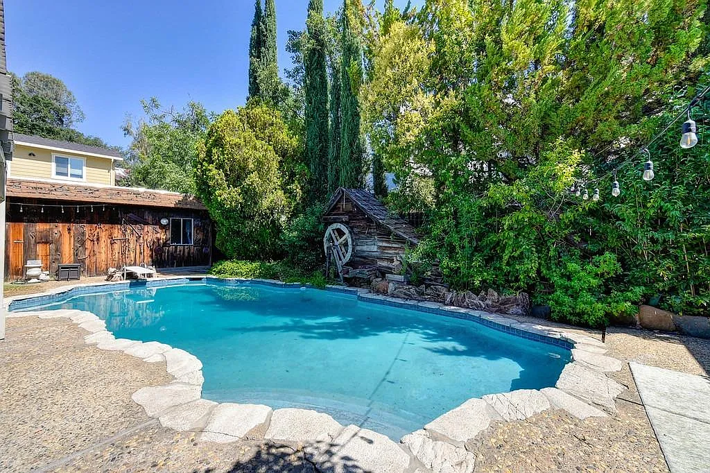 131 Mill St photo 1