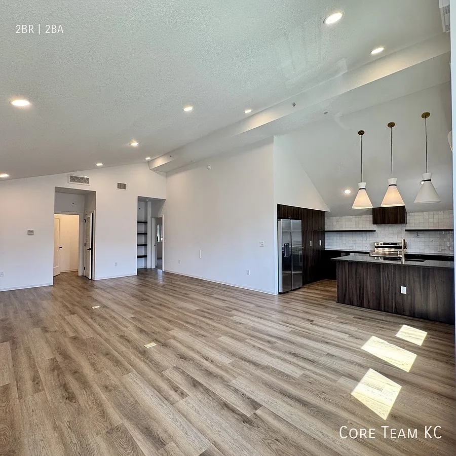 Top Floor 1500 SF 2 Bedroom — Photo 2