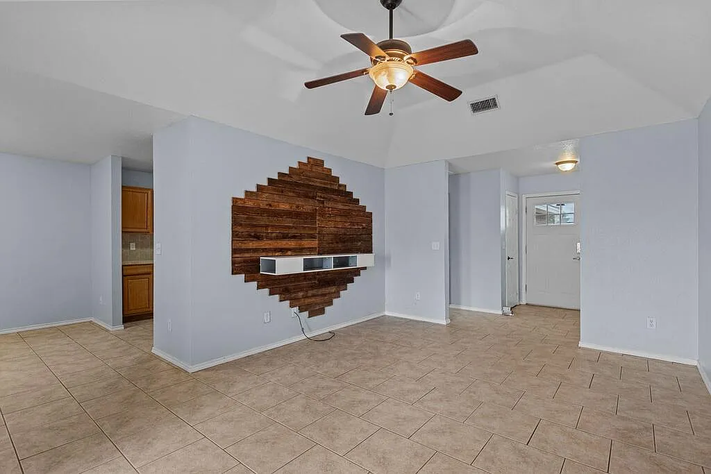 3 bed, 2.0 bath, 1375 sqft, $2,200 — Photo 4