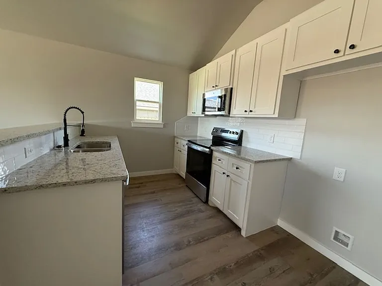 958 Minda St — Photo 5