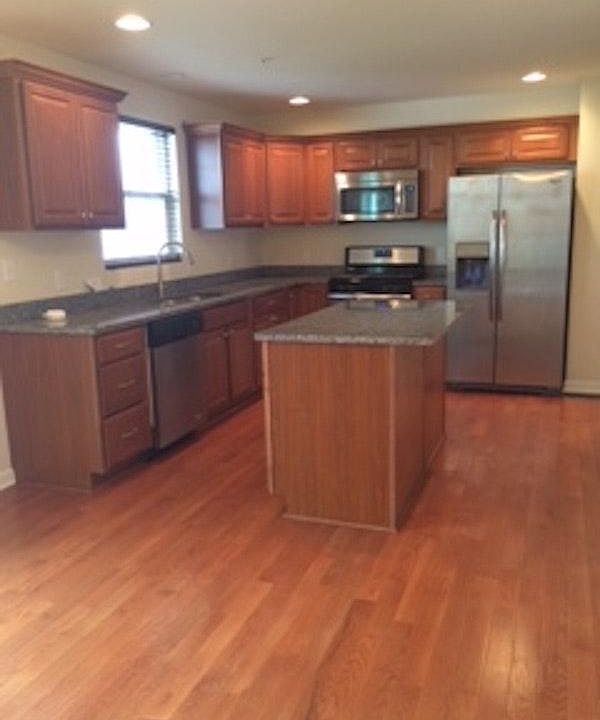 GORGEOUS SPACIOUS FLOWING KITCHEN