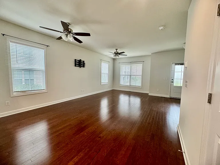 325 John Adams Dr — Photo 12