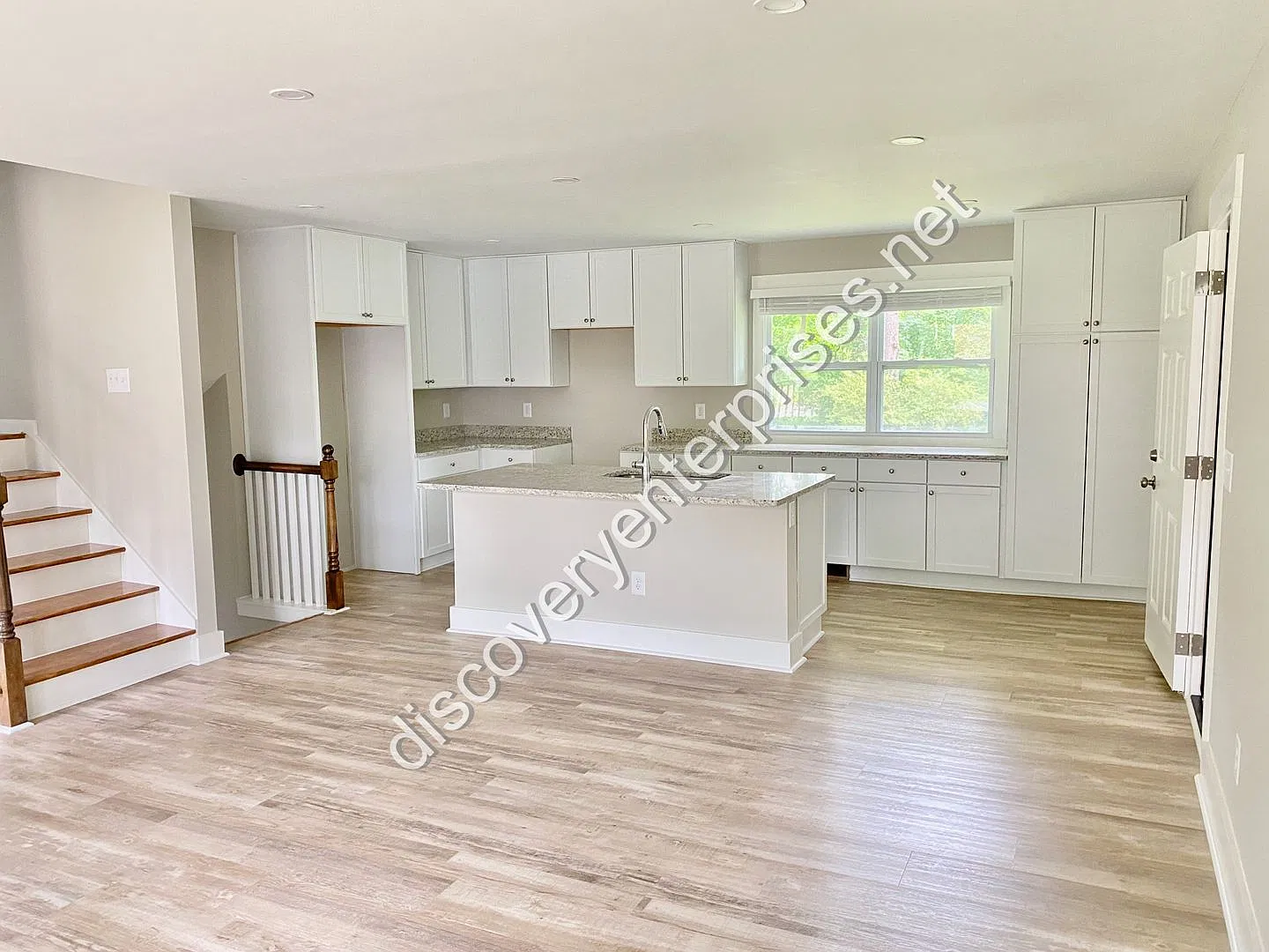 Fully Renovated! 4 Bdrm / 2 Bath Home - Available Now! *1st Month's Rent Free W/ 13-Month Lease* — Photo 4