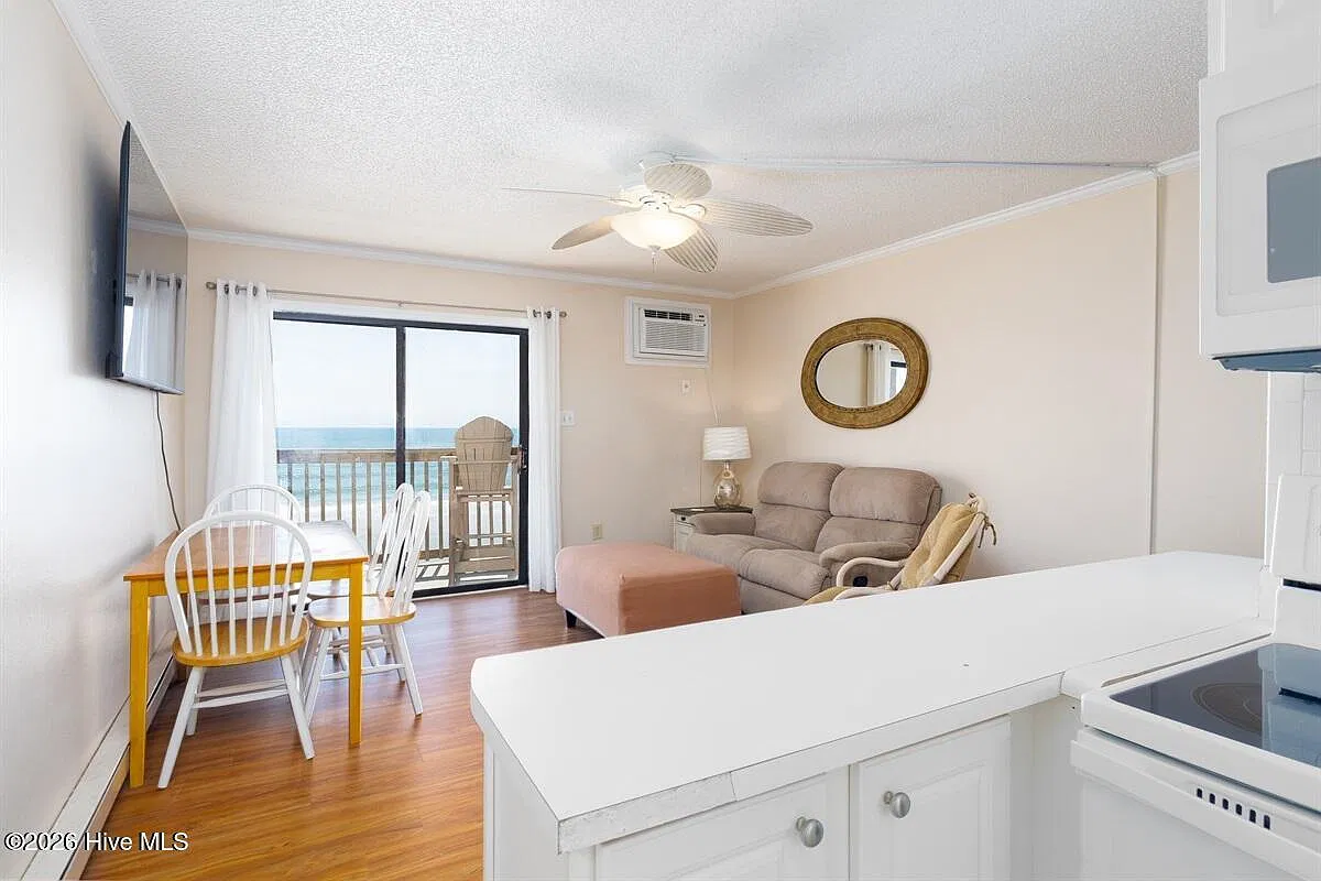 1 bed, 1.0 bath, $1,350 — Photo 4