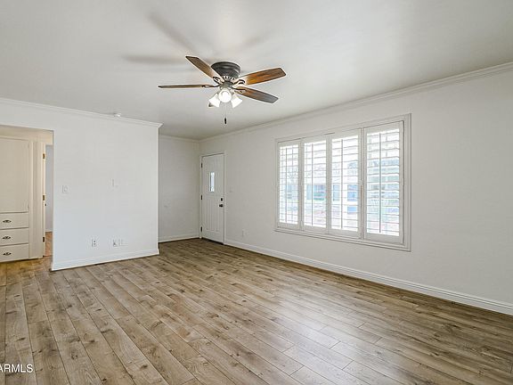 4th image of 924 E San Juan Ave