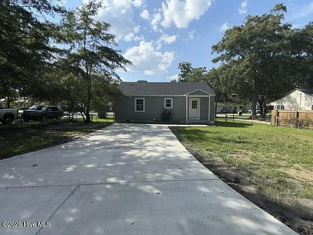 3 bed, 1.0 bath, $1,500 — Photo 3