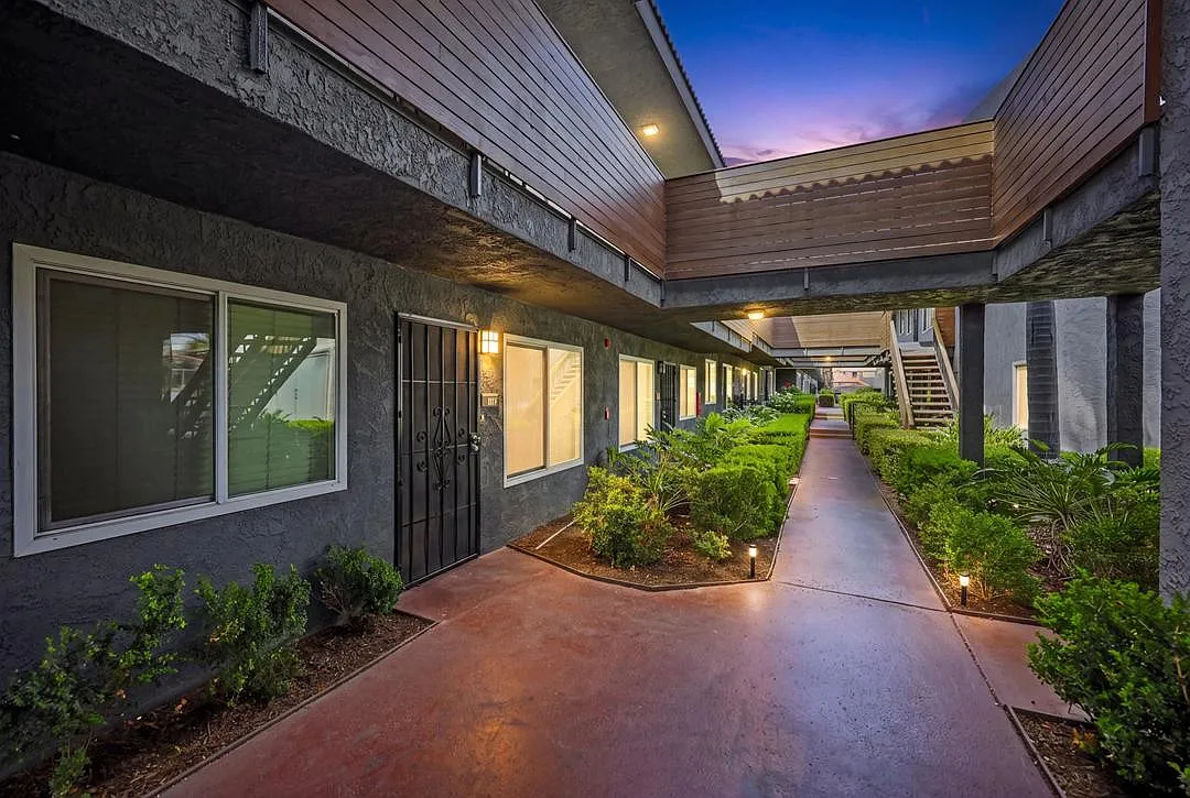Del Amo Place Apartments Homes — Photo 4