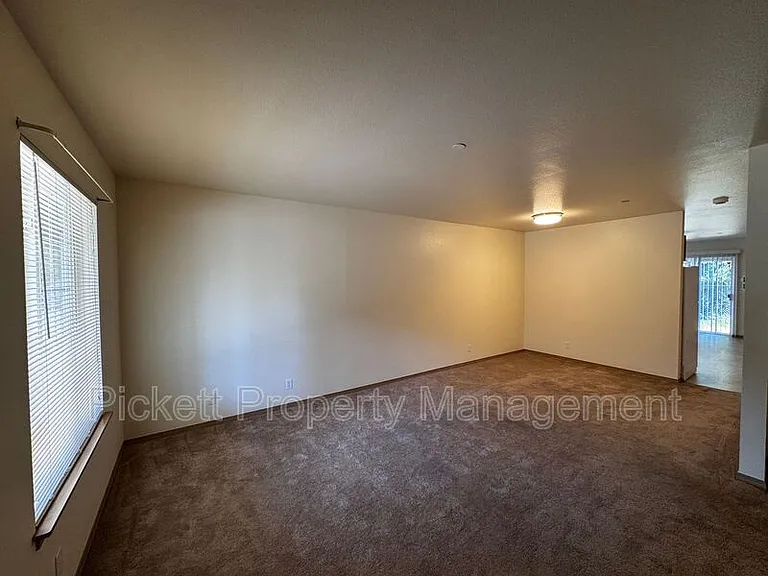 680 Northpark Ln — Photo 4