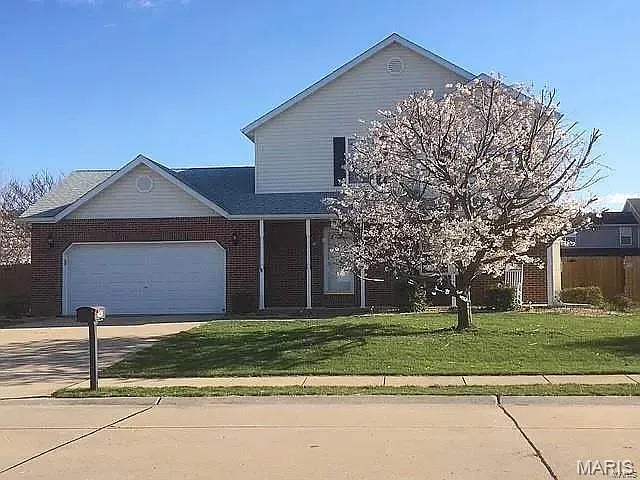 347 Logan Dr — Photo 2