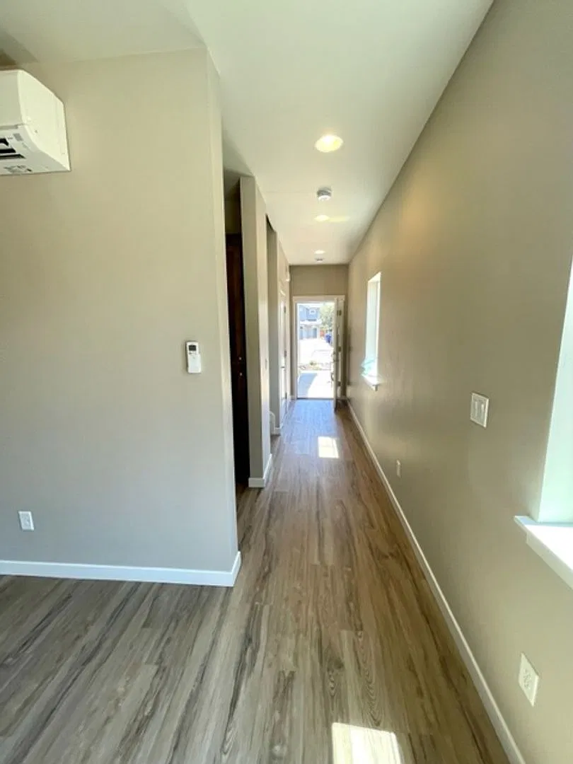 Jennifer Triplex - 61525-JENN-00 — Photo 4