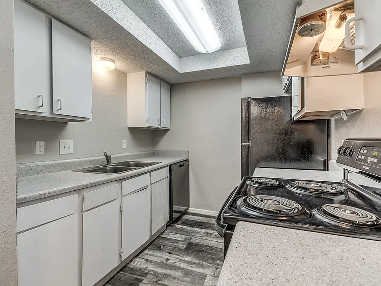 Fairfax Apartments — Photo 33