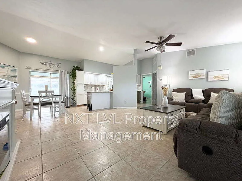 3 bed, 2.0 bath, 1394 sqft, $2,695 — Photo 2