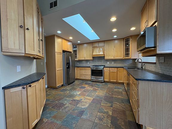5th image of 423 Mill Pond Ln #1