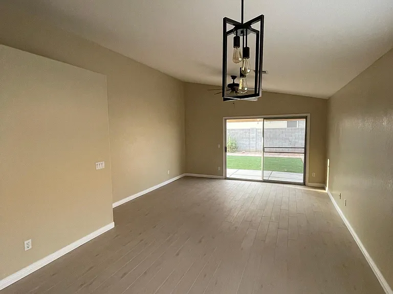 1038 W Tremaine Ave — Photo 4