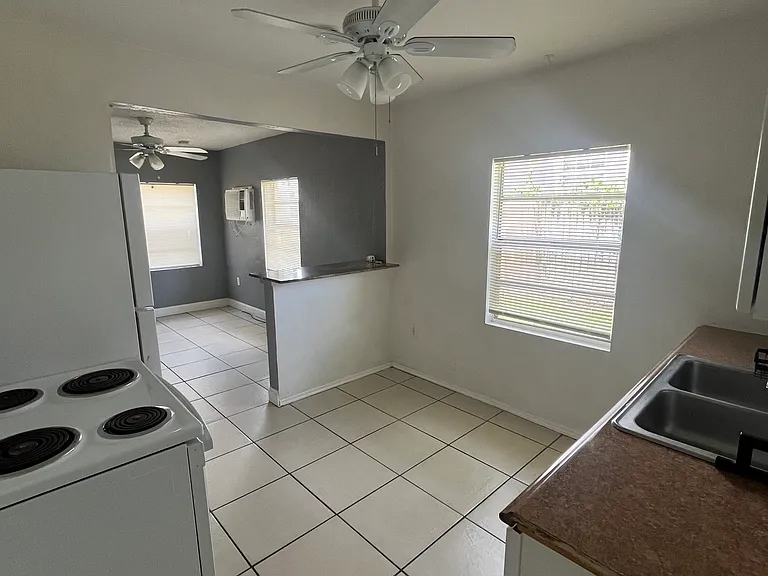 4321 Hargrave St — Photo 11