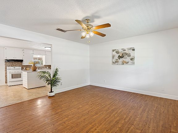 4th image of 600 S Roswell St